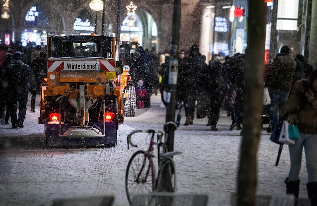 Winterdienst-Fahrzeug räumt verschneite Fußgängerzone